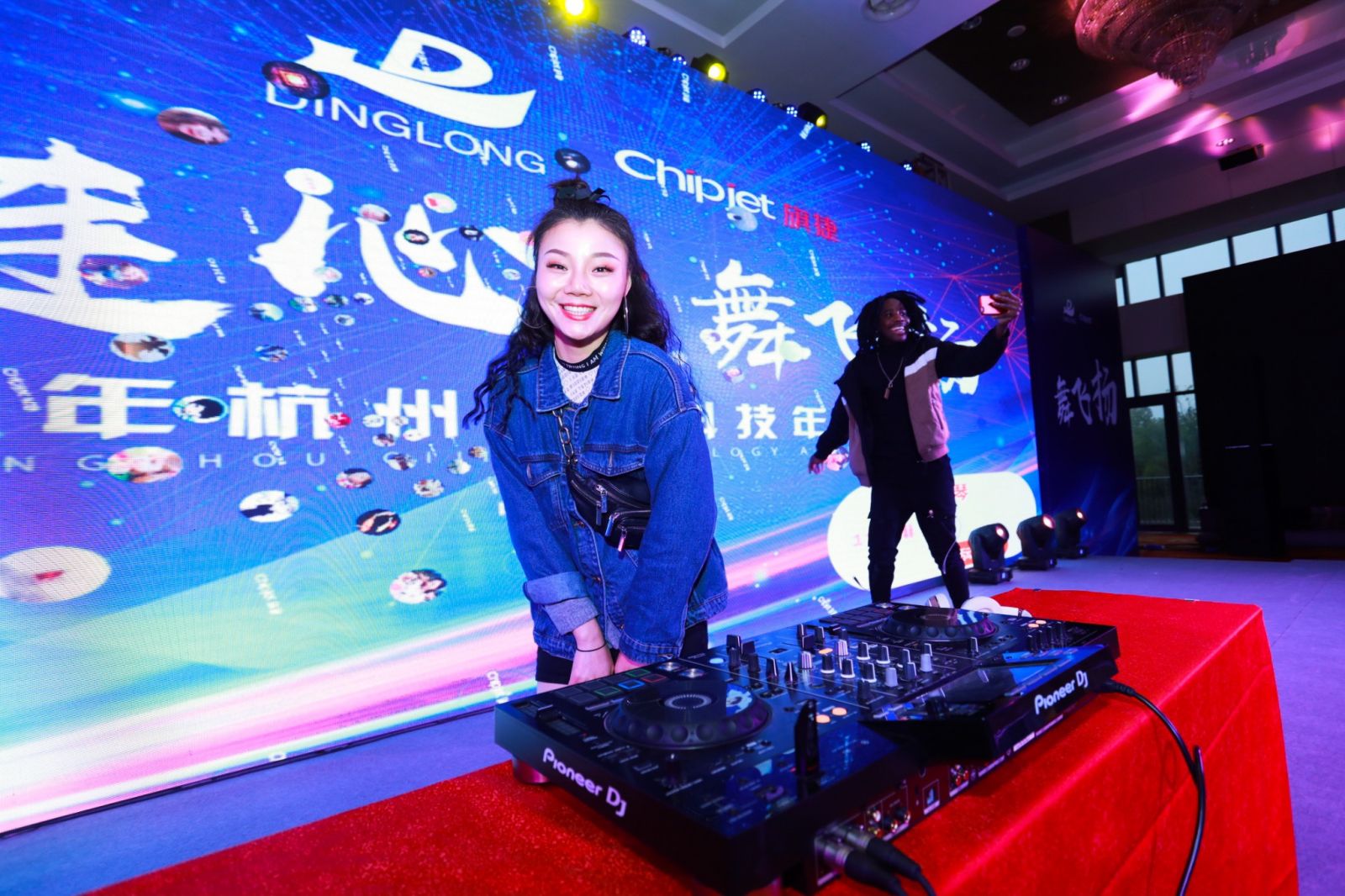 調試蹦迪設備的美女