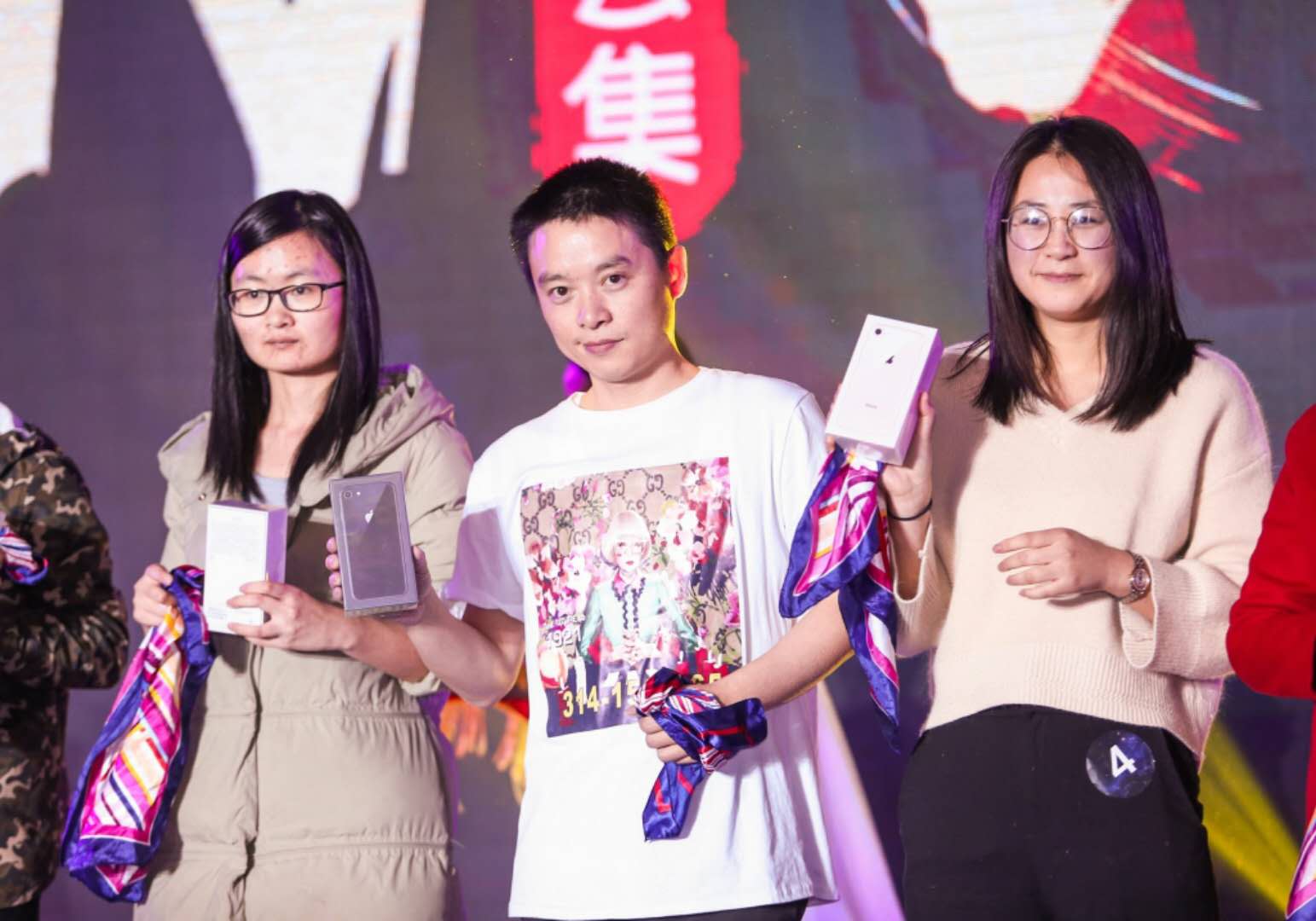 年會抽獎環節:絲巾抽獎